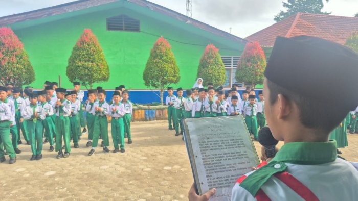 Dalam Upacara MIN 4 Sarolangun Pembina Sampaikan Pesan Belajar dari Layang-Layang