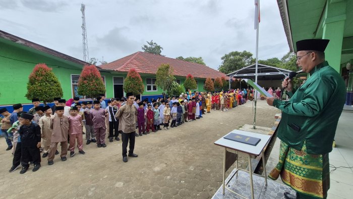 Upacara Peringatan Hari Guru Berlangsung Khidmat di MIN 4 Sarolangun