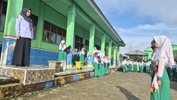 Tak Mau Kalah Iza Hilyatun Nafiza Tampil Percaya Diri Jadi Pemimpin Upacara
