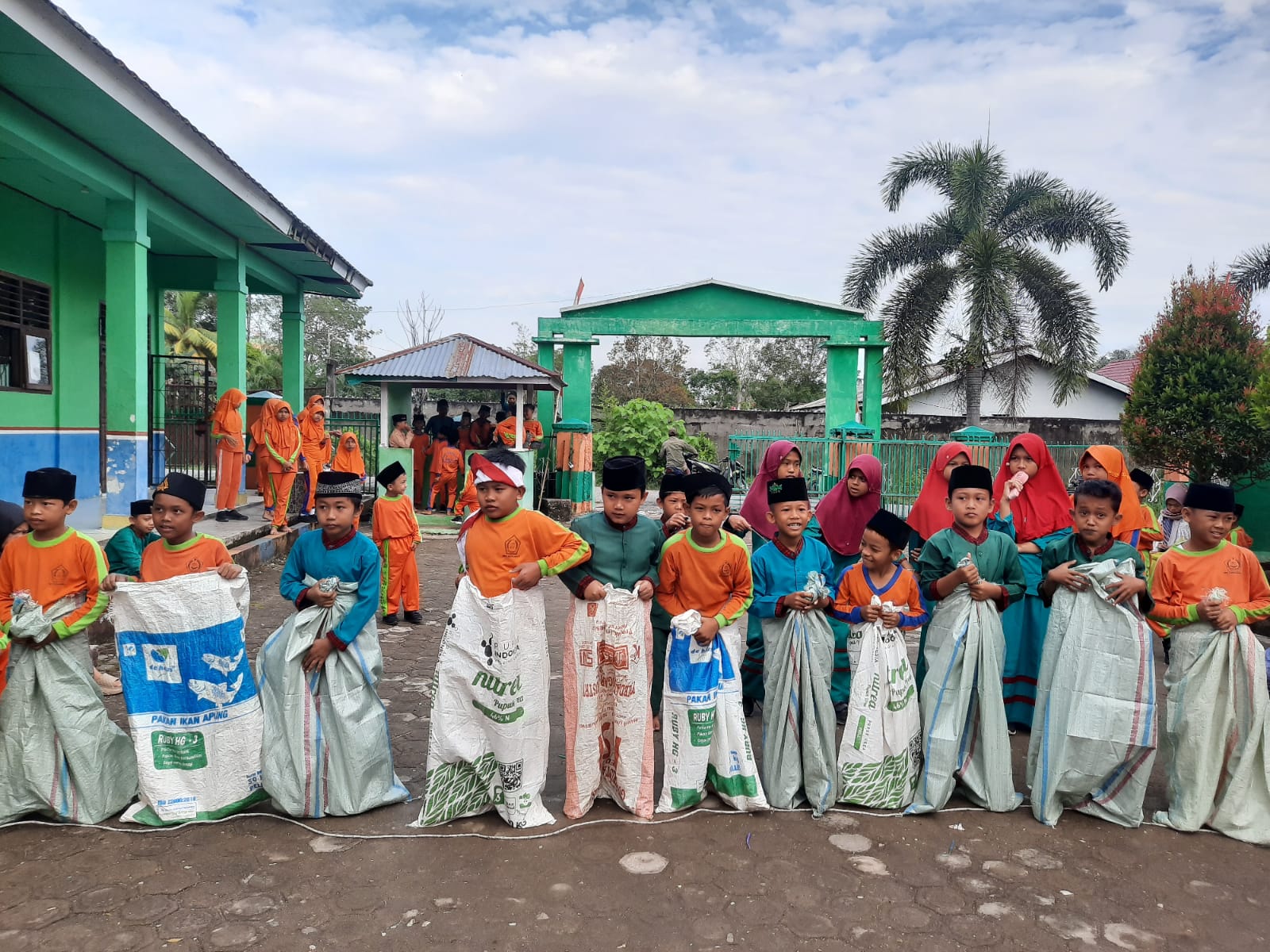 Kemeriahan perayaan HUT RI ke-80 masih terasa di lingkungan MIN 4 Sarolangun