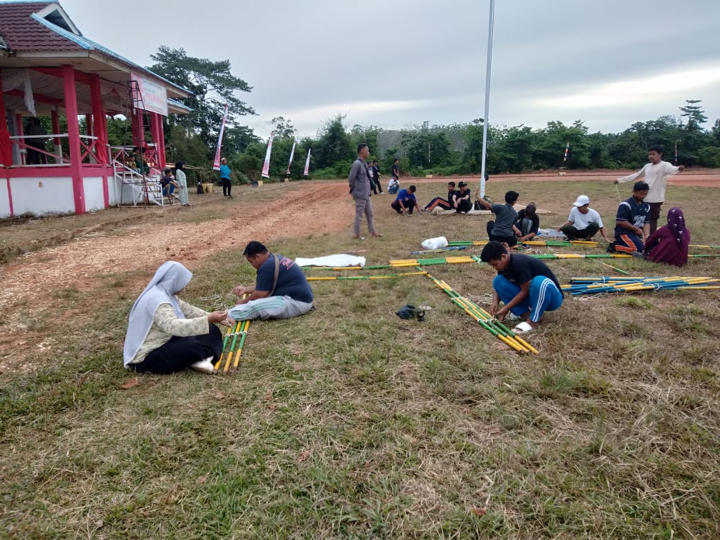 Gotong Royong Persiapan Upacara Hari Pramuka di Lapangan Madinapura
