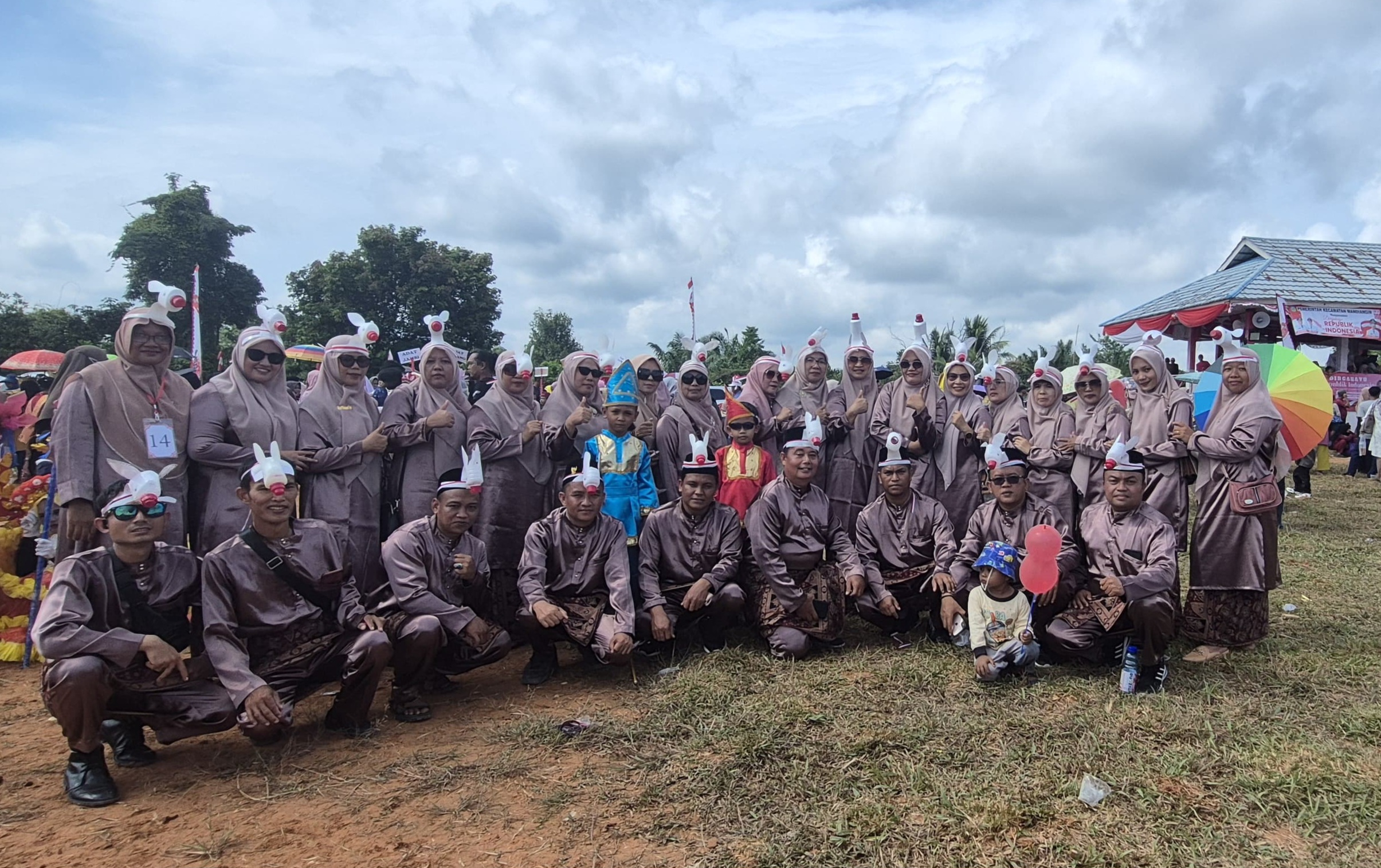 Semarak MIN 4 Sarolangun dalam Pawai Kemerdekaan dengan Tema â€œAngguk-angguk-gelengâ€ Daur Ulang Sampah