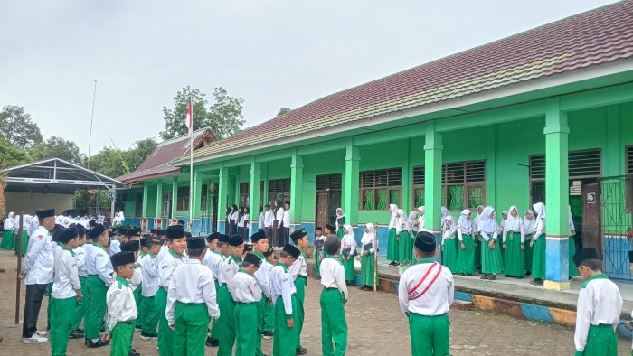 Dalam Upacara Bendera MIN 4 Sarolangun, Desi Novianti, S.Pd Sebagai Pembina Tekankan Pentingnya Tanggung Jawab