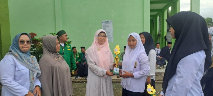 Guru MIN 4 Sarolangun Ikut Berpartisipasi dalam Pembagian Hadiah Hari Santri di Pondok Pesantren Nurul Huda
