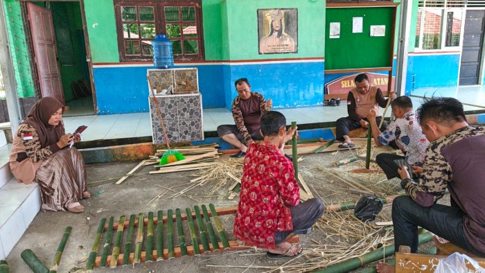 Persiapan Perkemahan Jambore Ranting Kwartir Ranting Mandiangin, MIN 4 Sarolangun Siapkan Gerbang dan Pagar Bambu