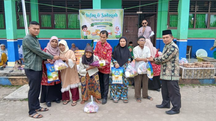 Keluarga Besar MIN 4 Sarolangun Menunjukkan Kepedulianya Dengan Membagikan Sembako