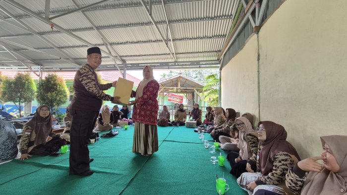 Perpisahan Guru Desi Kartika, S.Pd.I di MIN 4 Sarolangun Penuh Haru