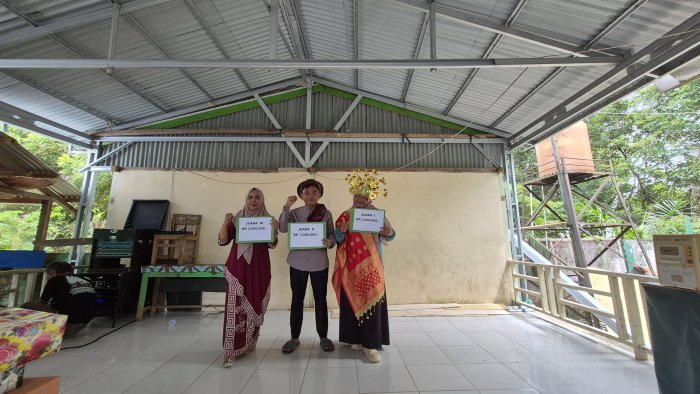 MIN 4 Sarolangun Meriahkan Hari Guru dengan Lomba Present Show Pakaian Adat Nusantara
