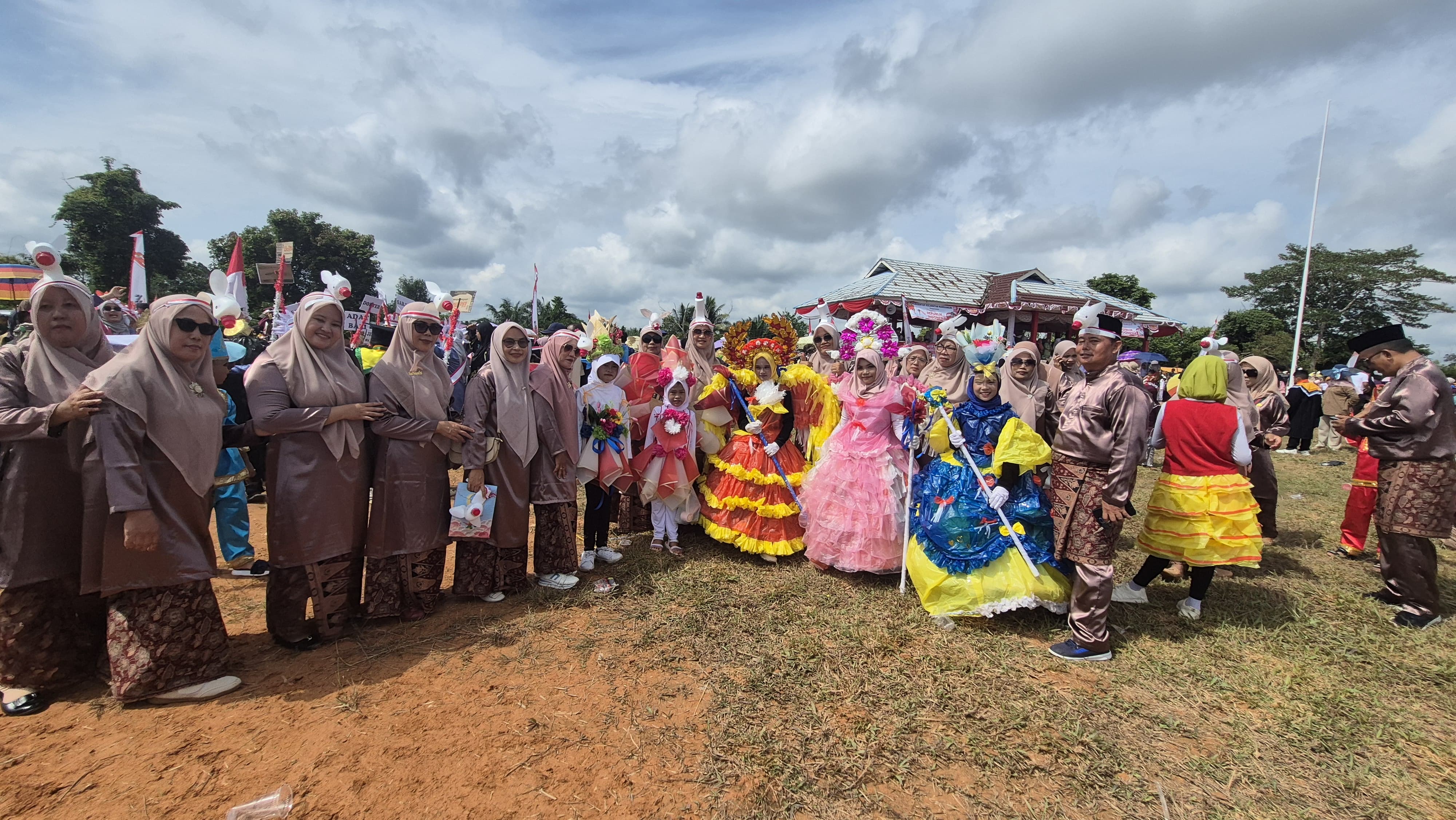  MIN 4 Sarolangun Raih Juara 2 Karnaval HUT RI ke-80
