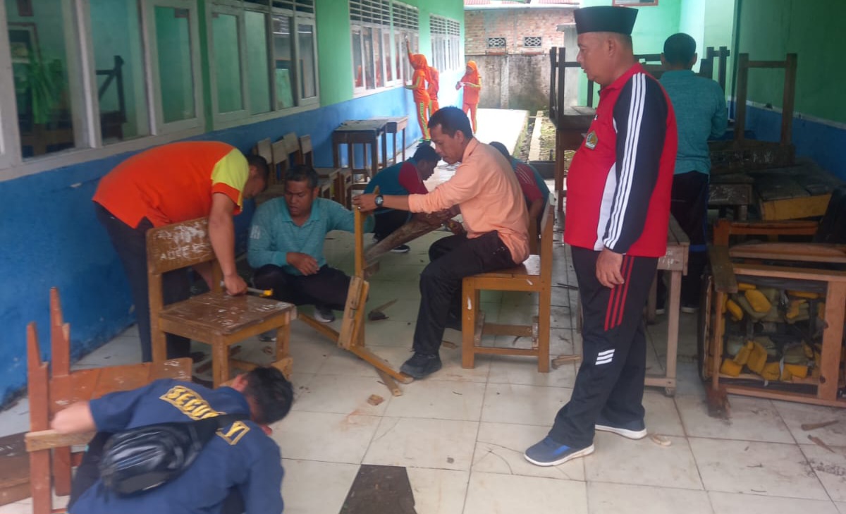  Guru MIN 4 Sarolangun Gotong Royong Perbaiki Kursi dan Meja Siswa
