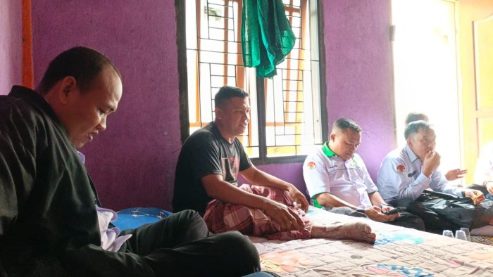 Majelis Guru MIN 4 Sarolangun Kunjungi Rekan Sejawat yang Baru Saja Selesai Operasi