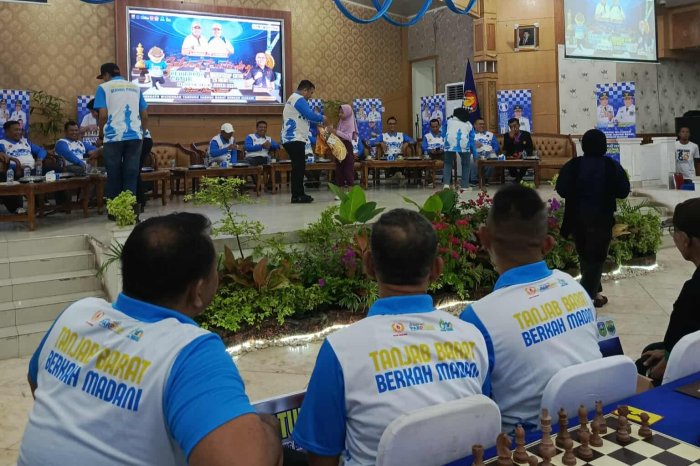 Izza Siswi MIN 4 Sarolangun Raih DOORPRIZE Dari Bupati Dalam KEJURPROV CATUR JAMBI 2025