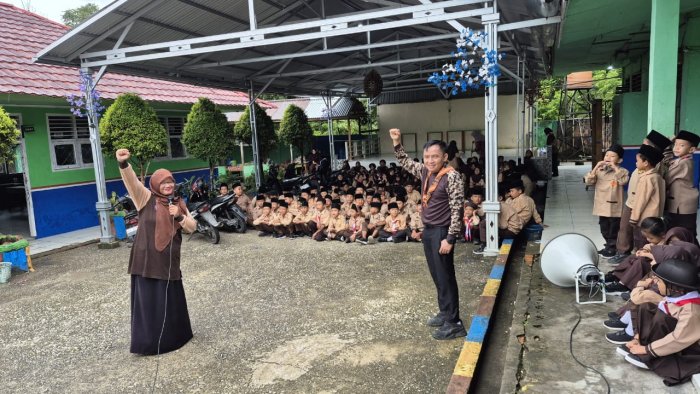 Siswa Tunjukkan Bakat Bernyanyi pada Kegiatan Ekstrakurikuler Pagi