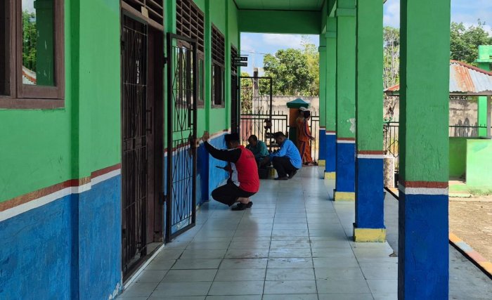 Kepala Madrasah Ikut Terjun Gotong Royong Bersama Guru