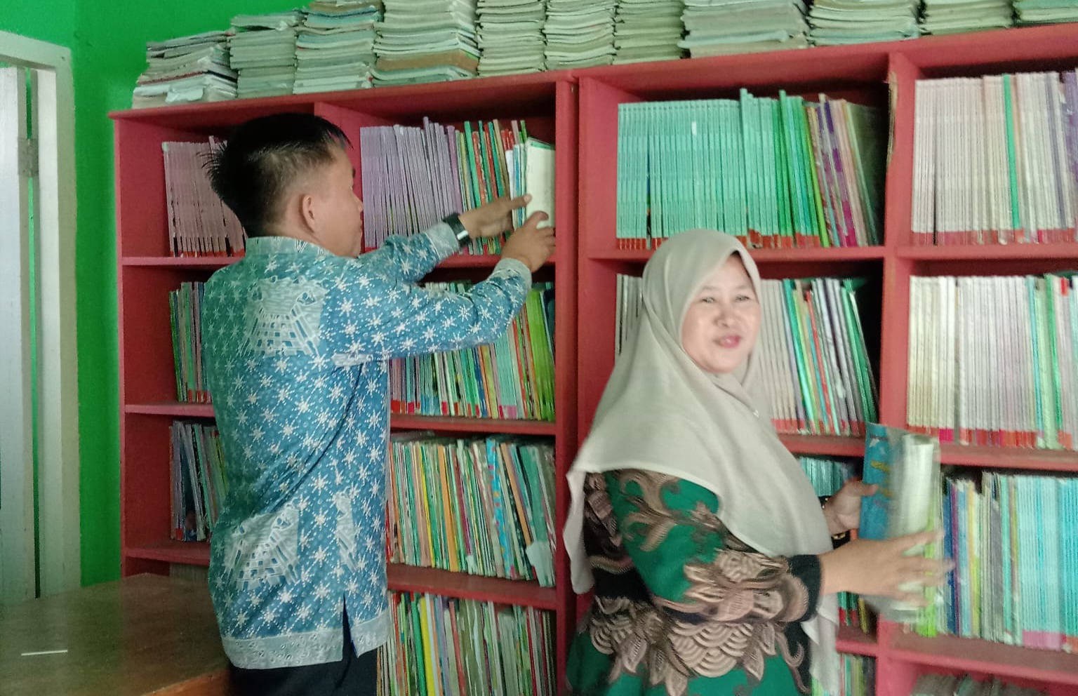 Semangat Guru MIN 4 Sarolangun Gotong Royong Menjelang 17 Agustus 2025