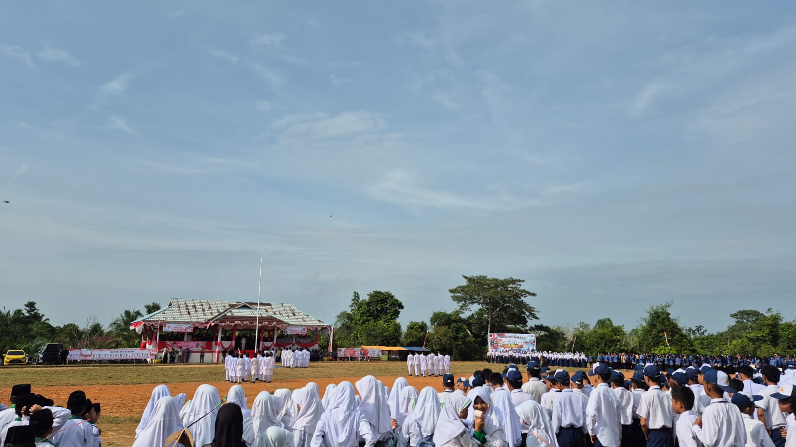  Siswa dan Pegawai MIN 4 Sarolangun Ikuti Upacara HUT RI ke-80 di Lapangan Madinapura