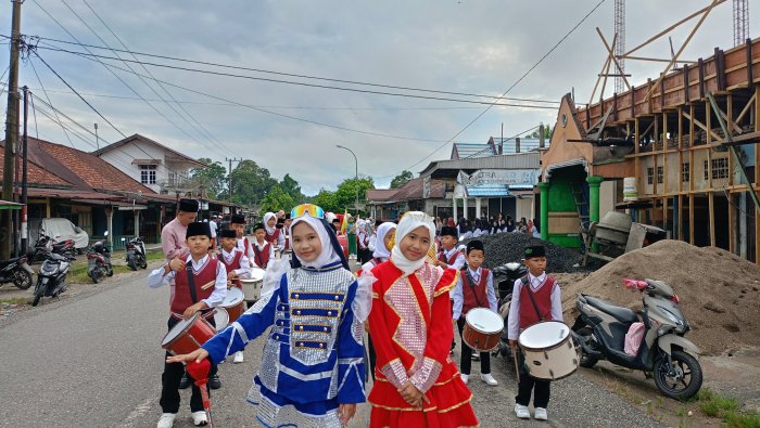 MIN 4 Sarolangun Meriahkan Pawai Hari Santri Nasional dengan Penampilan Drum Band