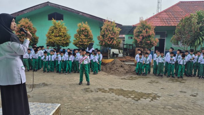 Yulyani, S.Pd.I Kembali Menekankan Pentingnya Kebersihan di Lingkungan Madrasah