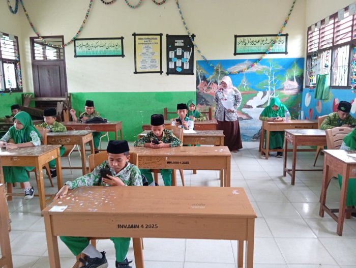 Pengawas Ujian Sangat Mengapresiasi Seluruh Siswa MIN 4 Sarolangun Yang Penuh Kedisiplinan Melaksanakan Ujian Madrasah