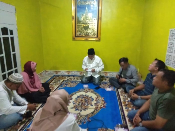 Kepala Madrasah dan Guru MIN 4 Sarolangun Takziyah ke Rumah Duka di Kabupaten Lahat