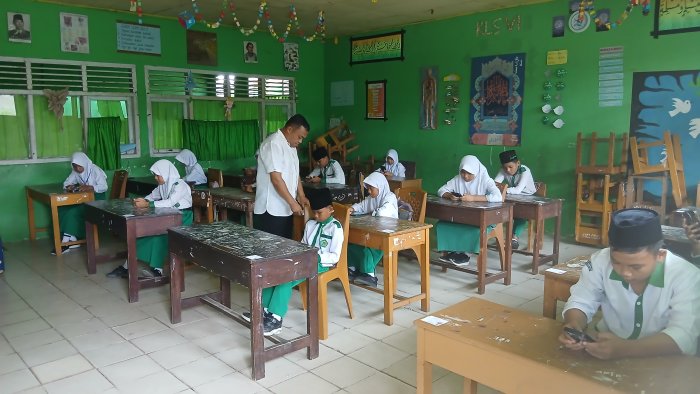 Ujian Madrasah MIN 4 Sarolangun Dilaksanakan Menggunakan HP Android